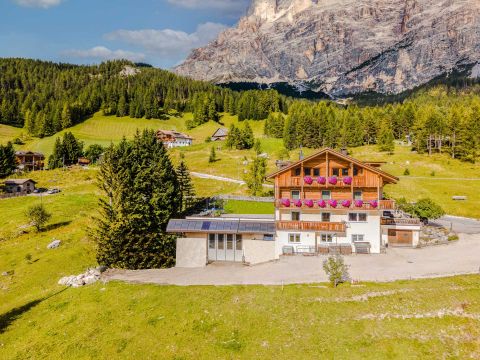 Garni Baita, the B&B in the heart of the Dolomites Image: B&B Garni Baita